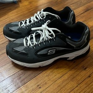 Men’s sketcher tennis shoe
